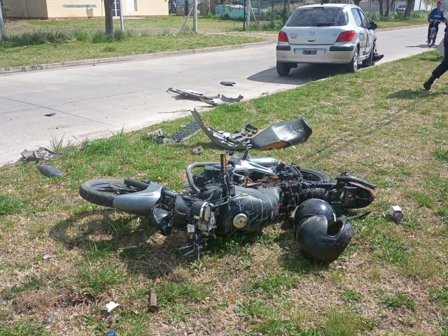 Violento choque sin heridos entre un auto y una moto
